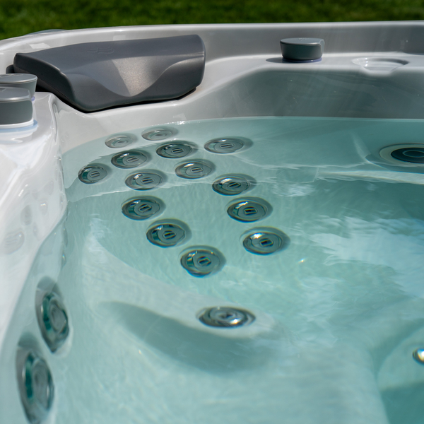 Fluidix® Jets vs. Hot Springs® Moto-Massage DX® Jets